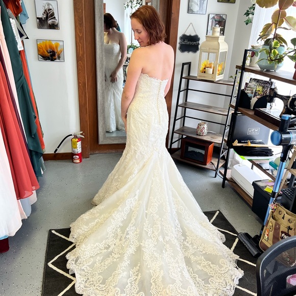 Enzoani Ivory Lace Wedding Gown